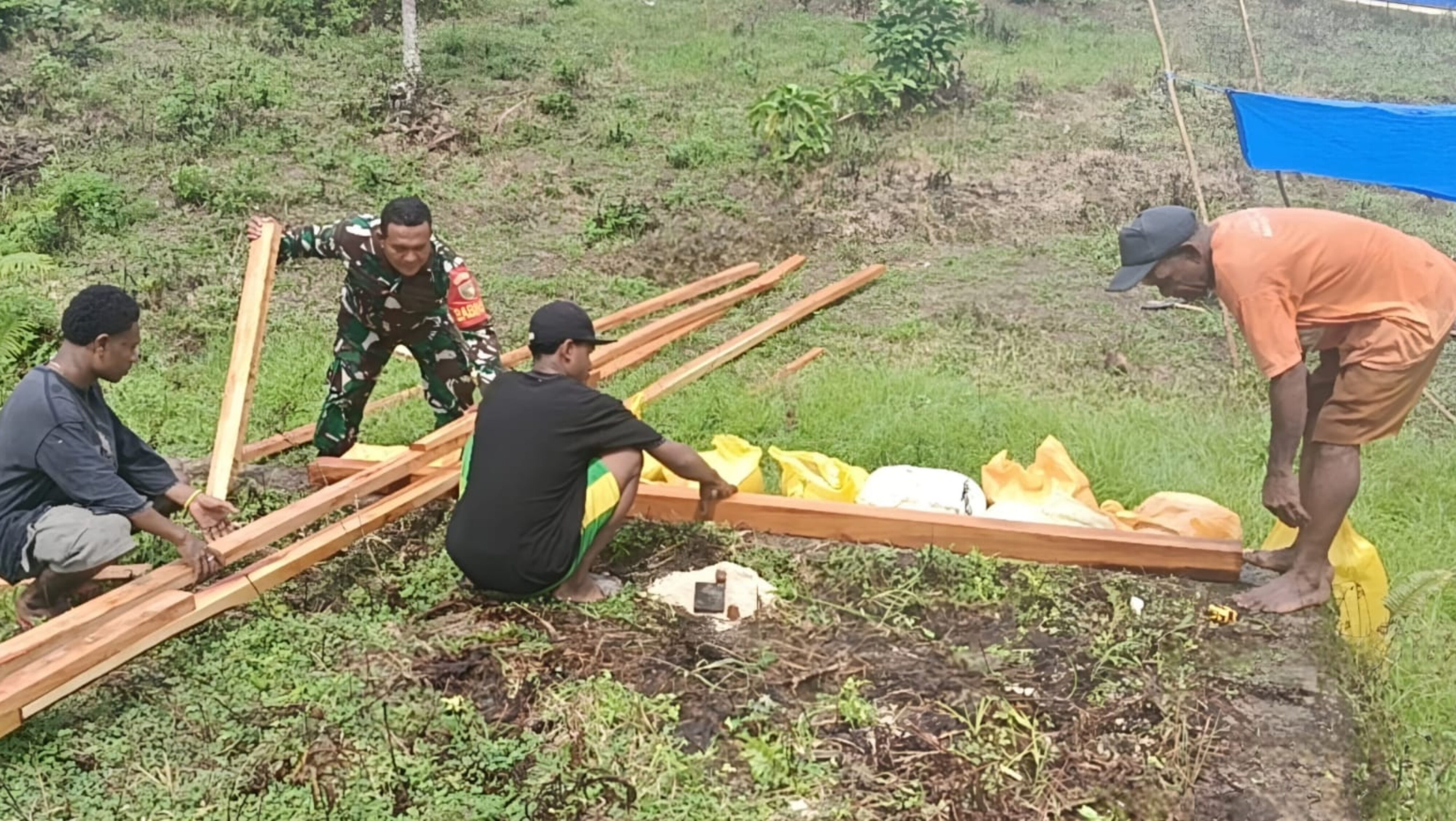 Tingkatkan Perekonomian Keluarga, Babinsa Bantu Warga Bangun Pondok Jualan