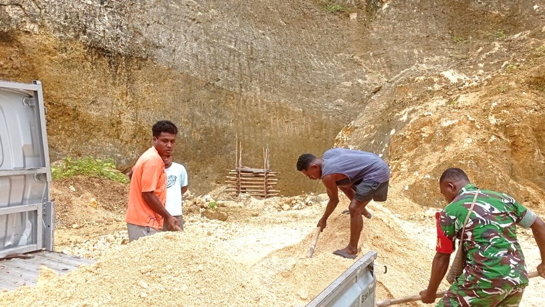 Babinsa Posramil Warsa Gotong-Royong Bantu Warga Angkut Batu Karang