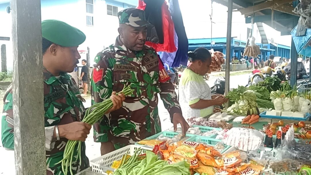 Jaga Kesehatan Konsumen, Babinsa Cek Harga dan Kelayakan Sembako di Pasar Bosnik