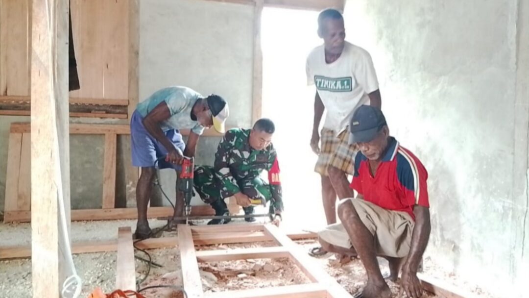 Babinsa Biak Barat Bantu Warga Bangun Kios di Kampung Yomdori