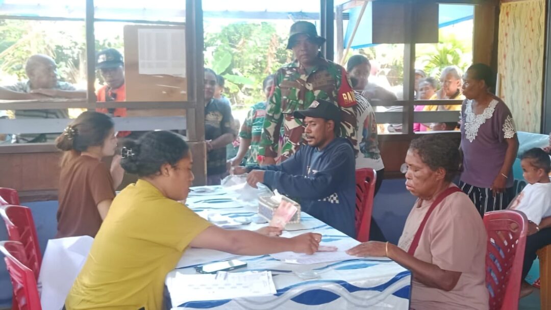Dampingi Penyaluran PKH, Babinsa Pastikan Bantuan Pemerintah Sampai ke Masyarakat