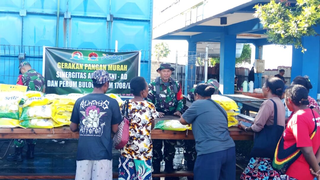 Antusias Warga Tinggi, 200 Karung Beras SPHP Terjual di Pasar Bosnik