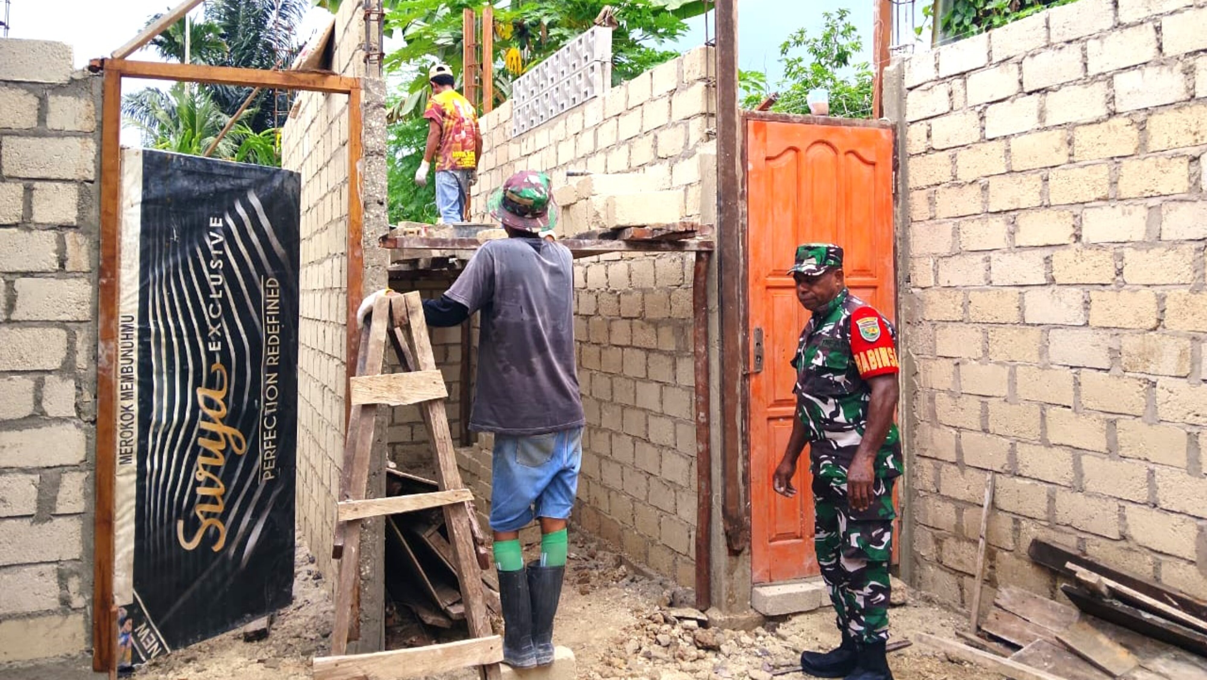 Babinsa Biak Kota Bantu Pembangunan Rumah Warga di Wilayah Binaan
