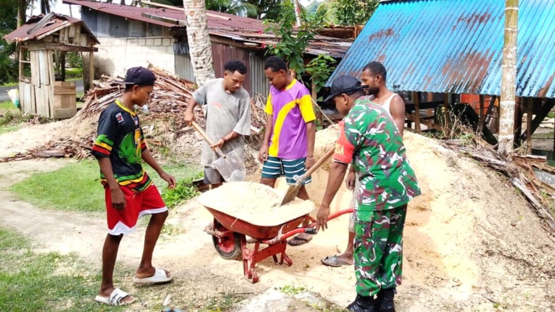 Babinsa Posramil Warsa Karya Bakti Bantu Pembangunan Rumah Warga