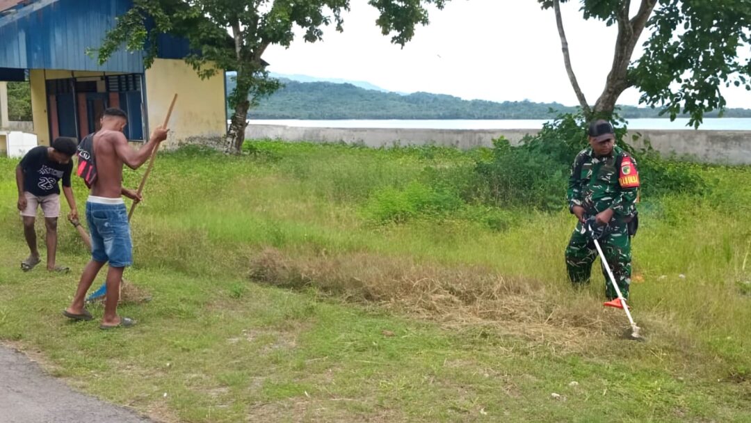 Ciptakan Lingkungan Bersih dan Nyaman, Babinsa Bantu Warga Bersihkan Bahu Jalan