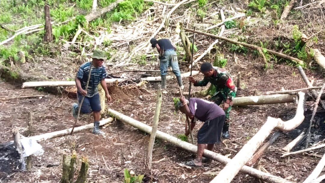 Dukung Petani Lokal, Babinsa Ikut Tanam Cabai Bersama Warga Binaan