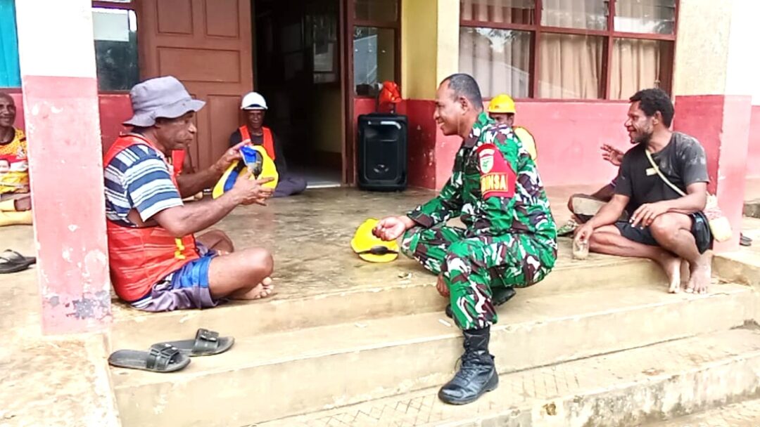 Babinsa Biak Utara Komsos Bersama Pekerja Rehabilitasi SMPN 1 Biak Utara