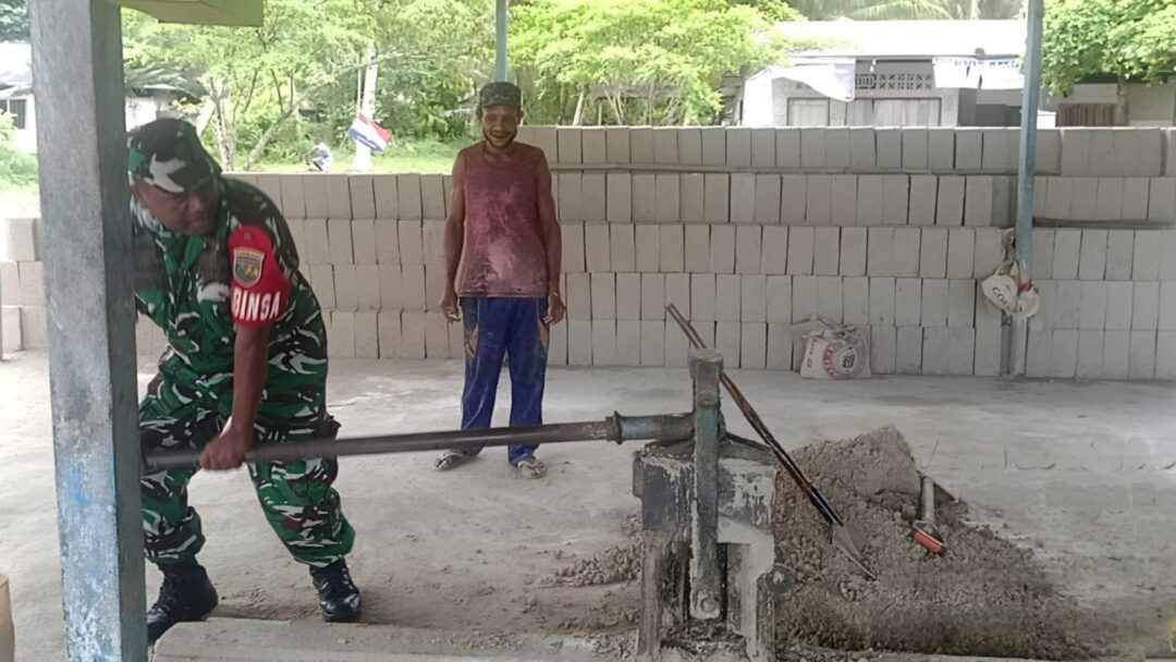 Dukung Usaha Warga, Babinsa Biak Timur Ikut Cetak Batu Tela