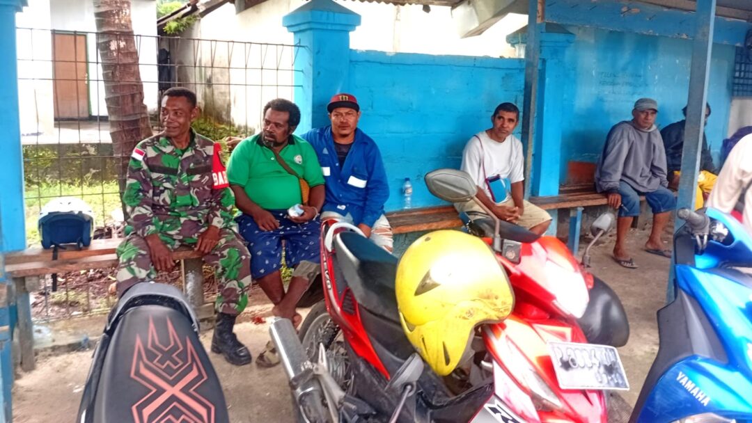 Babinsa Biak Timur Ajak Tukang Ojek Wujudkan Lingkungan Aman, Tertib, dan Bersih