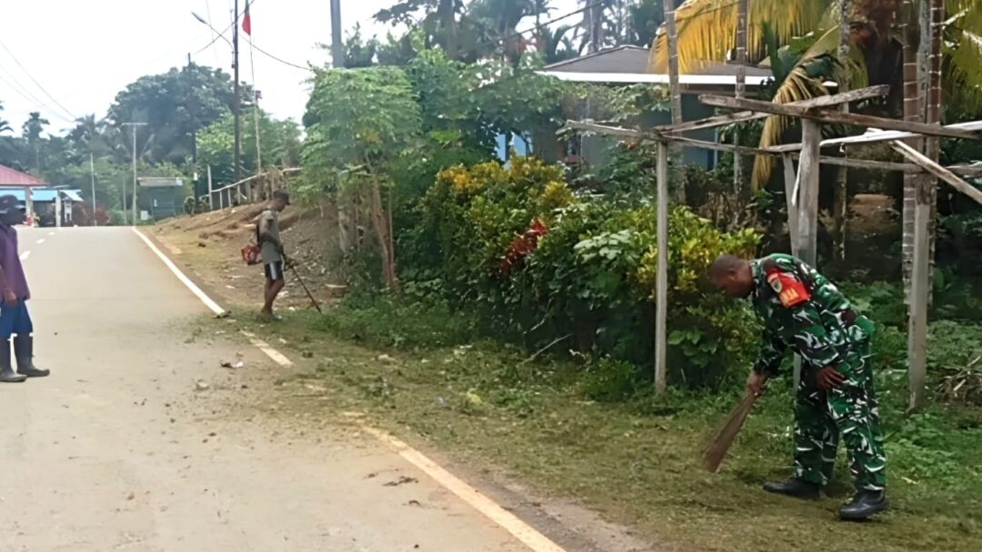 Jaga Keselamatan Pengguna Jalan, Babinsa dan Pemuda Yomdori Gotong-Royong Bersihkan Bahu Jalan
