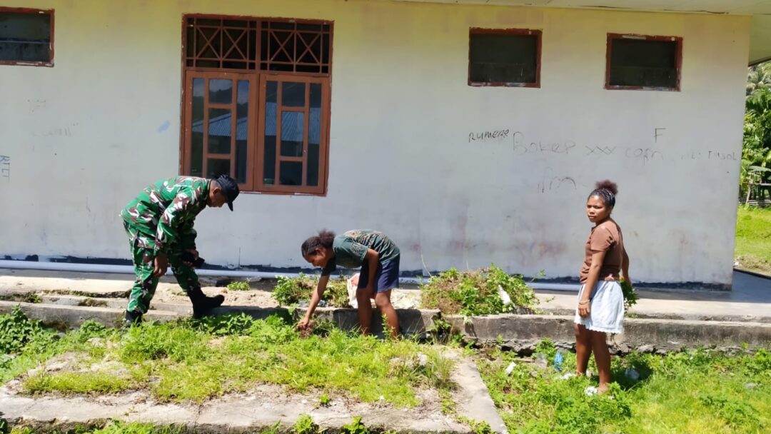 Perkuat Kebersamaan, Babinsa Bantu Warga Bersihkan Kantor Distrik Warsa