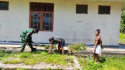 Perkuat Kebersamaan, Babinsa Bantu Warga Bersihkan Kantor Distrik Warsa