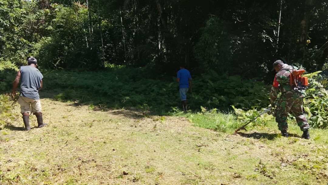 Wujudkan Lingkungan Bersih dan Sehat, Babinsa Biak Utara Pimpin Kerja Bakti Bersama Warga