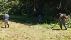 Wujudkan Lingkungan Bersih dan Sehat, Babinsa Biak Utara Pimpin Kerja Bakti Bersama Warga