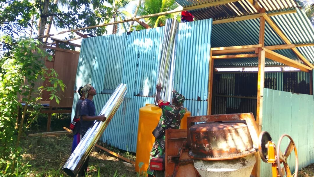 Babinsa Bantu Pembangunan Camp Pekerja Kampung Nelayan