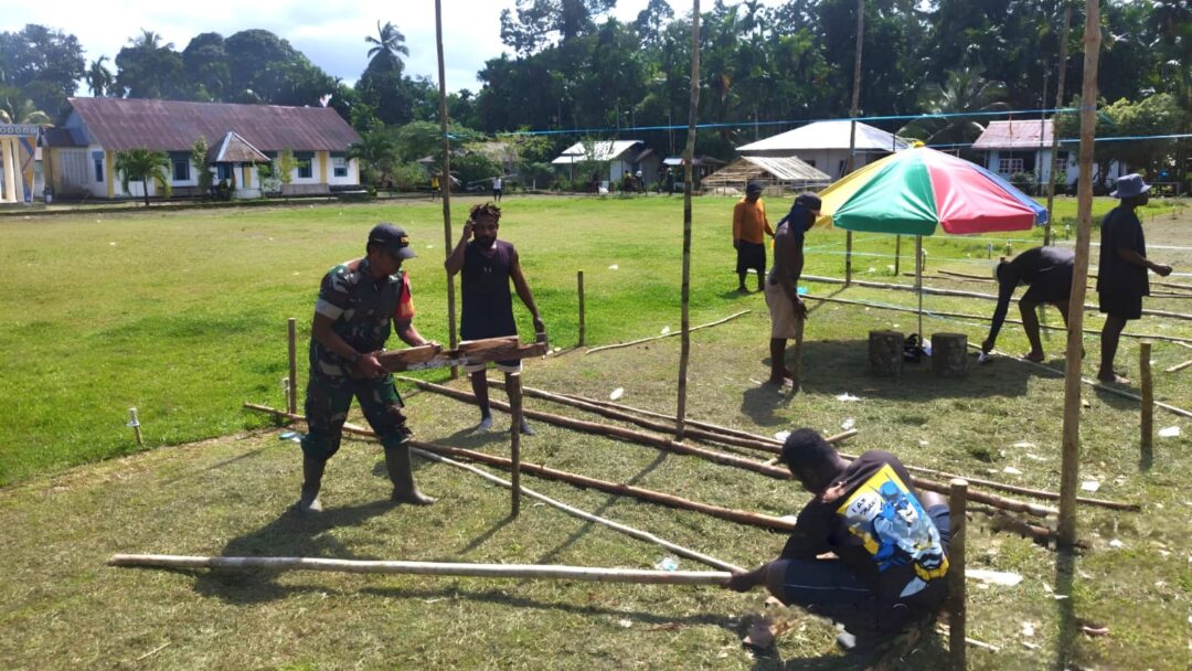 Babinsa Bantu Bangun Pondok Camping