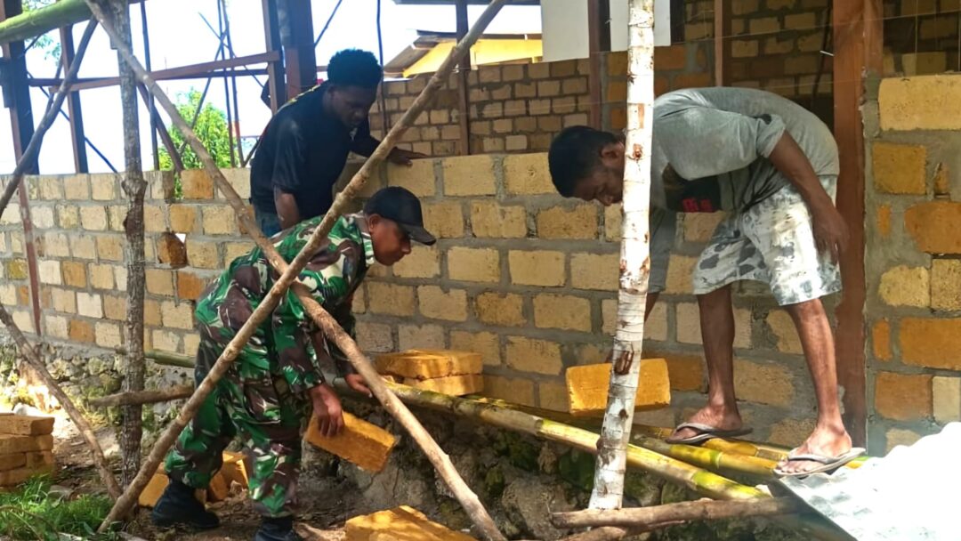 Kehadiran Babinsa Ringankan Pekerjaan Warga   