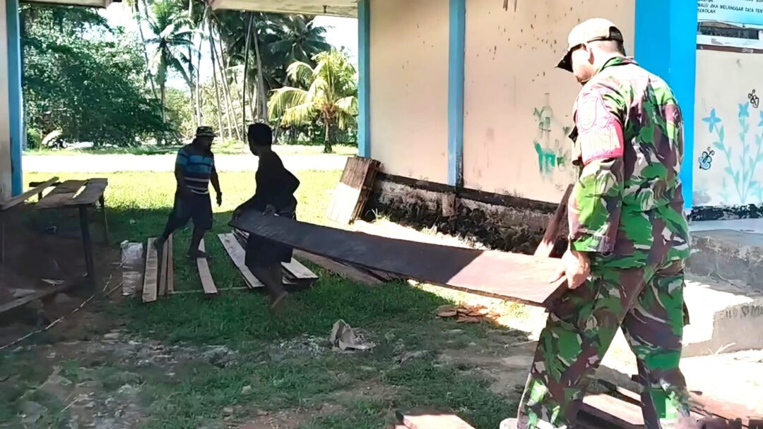 Cara Babinsa Bantu Renovasi Sekolah di Kpudori