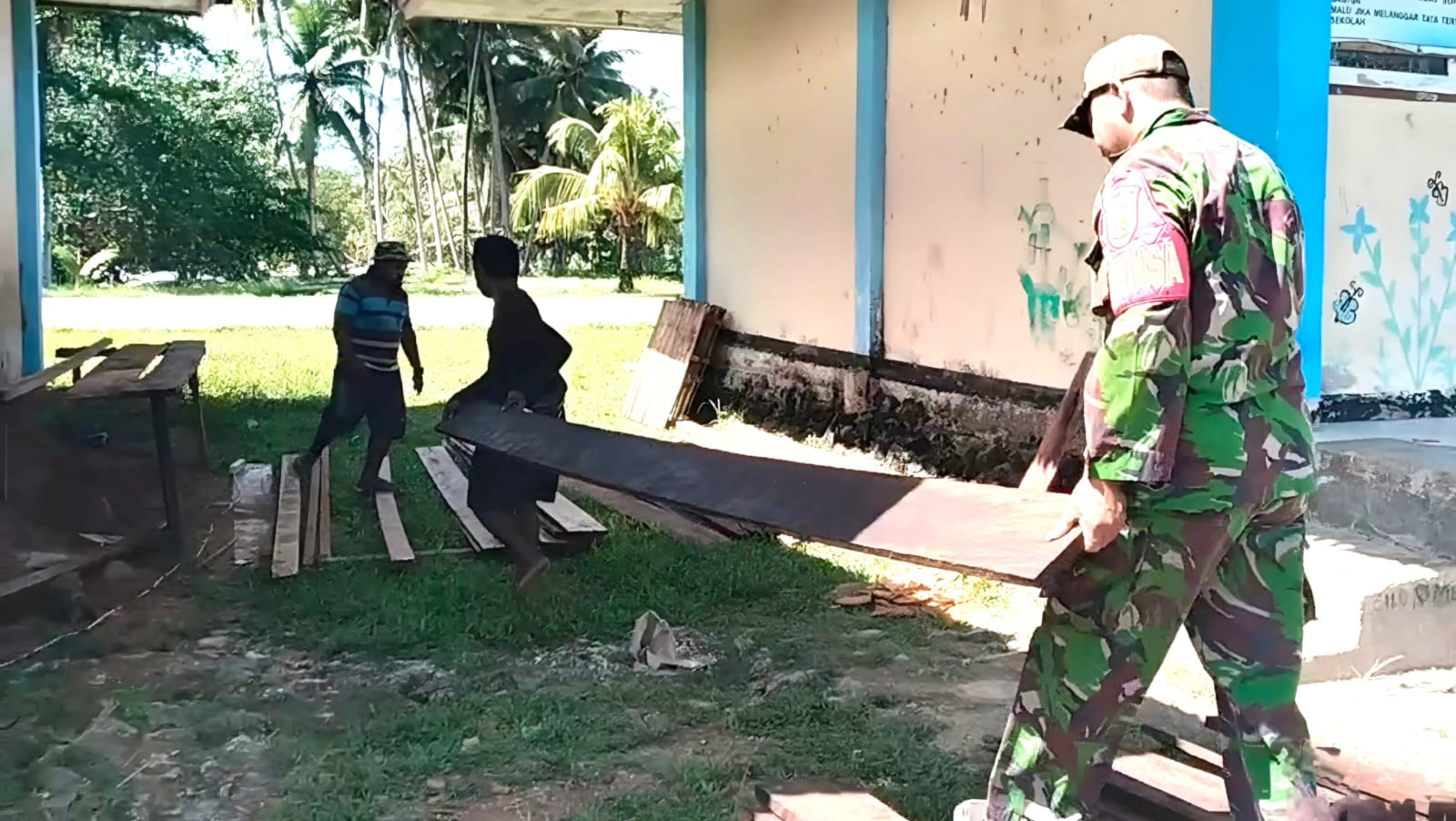 Cara Babinsa Bantu Renovasi Sekolah di Kpudori