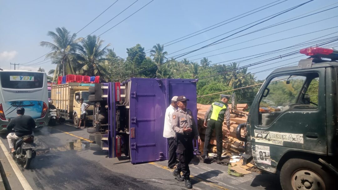 Truk Muat Kayu dan Keramik Terguling di Jembatan Yeh Sumbul Jembrana Akibat Jalan Berlubang