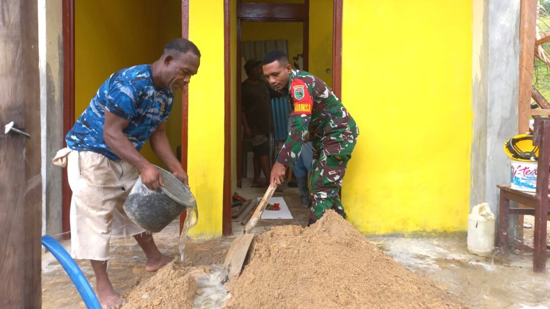 Renovasi, Babinsa Bantu Aduk Campuran Semen