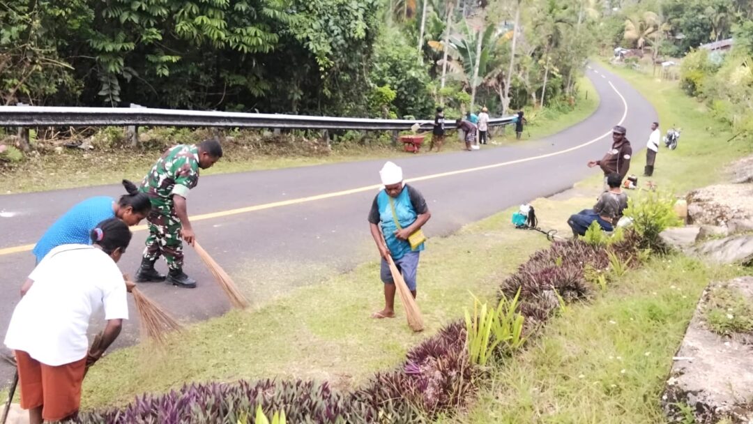 Kompak, Babinsa dan Warga Bersihkan Bahu Jalan