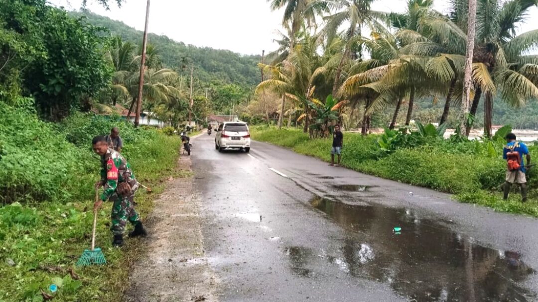 Babinsa Posramil Warsa Gelar Karya Bakti di Kampung Amoy