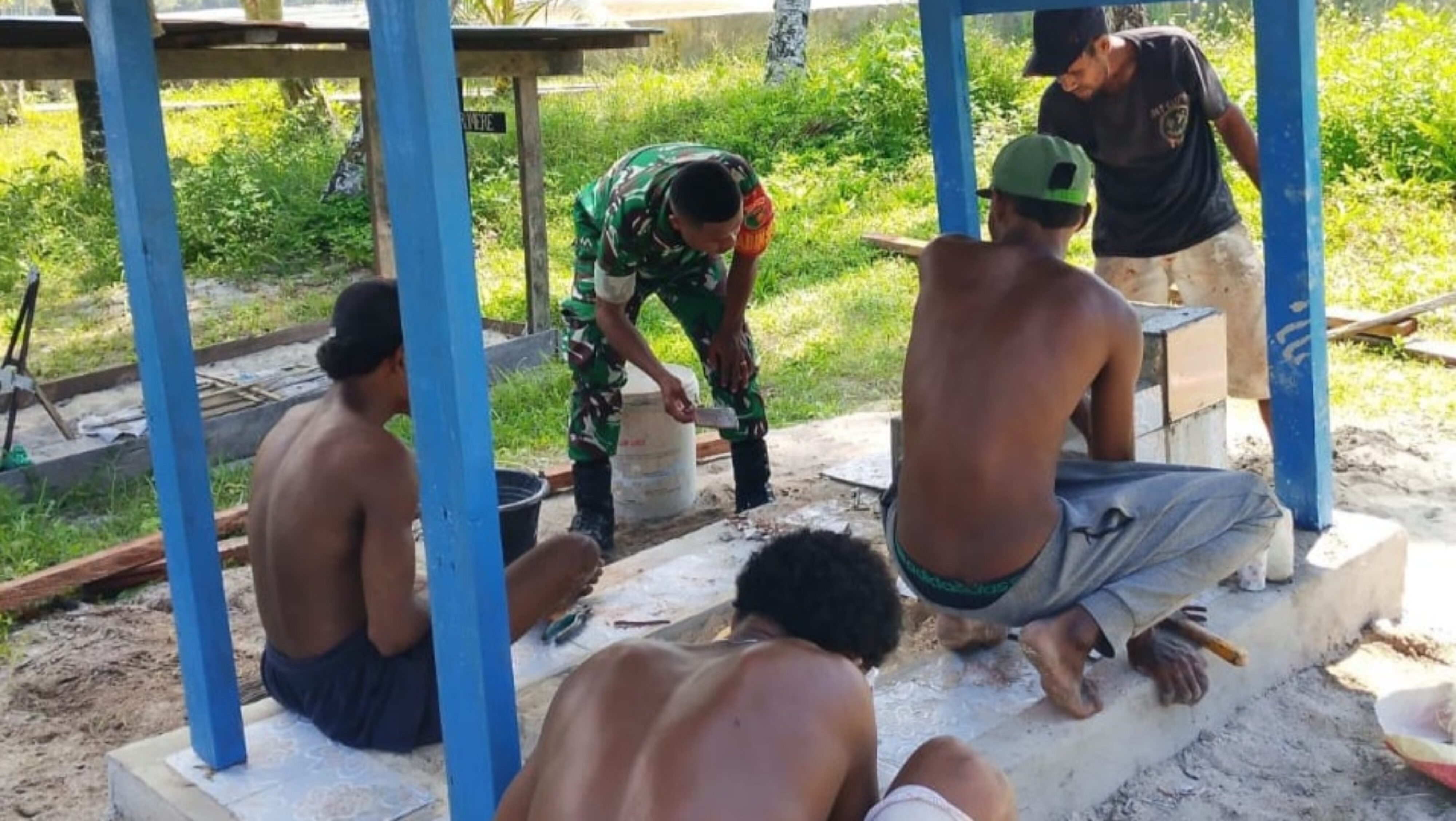 Babinsa Warsa Gotong-Royong Bangun Rumah Pusara