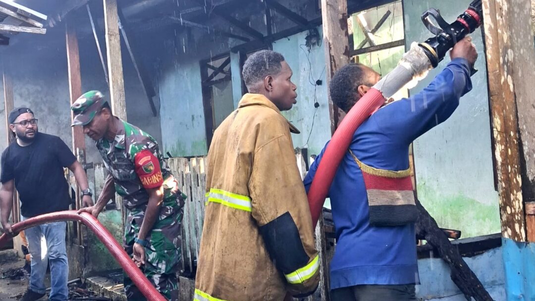 Kebakaran, Babinsa Sigap Padamkan Api