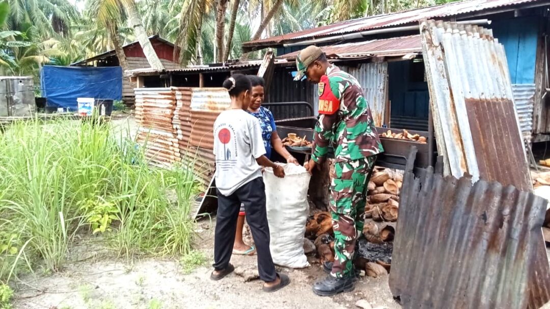 Babinsa Mapia Bantu Warga Siapkan Kopra untuk Dijual