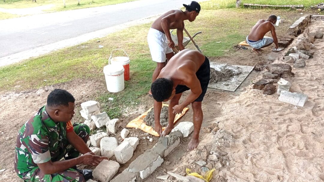 Babinsa Posramil Warsa Bantu Warga Bangun Pondasi Teras Rumah di Kampung Ammoy