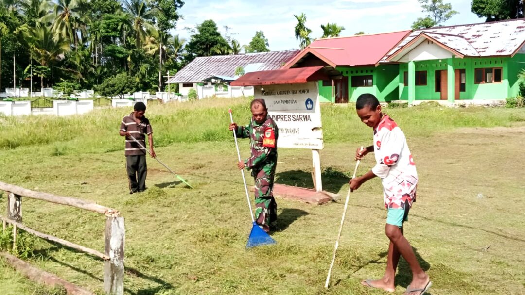 Aksi Bersih-Bersih Mengubah Lapangan SD Sarwa Menjadi Rapi