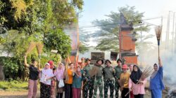 Prajurit Yonif TP 928/Brata Sena Yudha Laksanakan Karya Bhakti Bersama Warga Gilimanuk