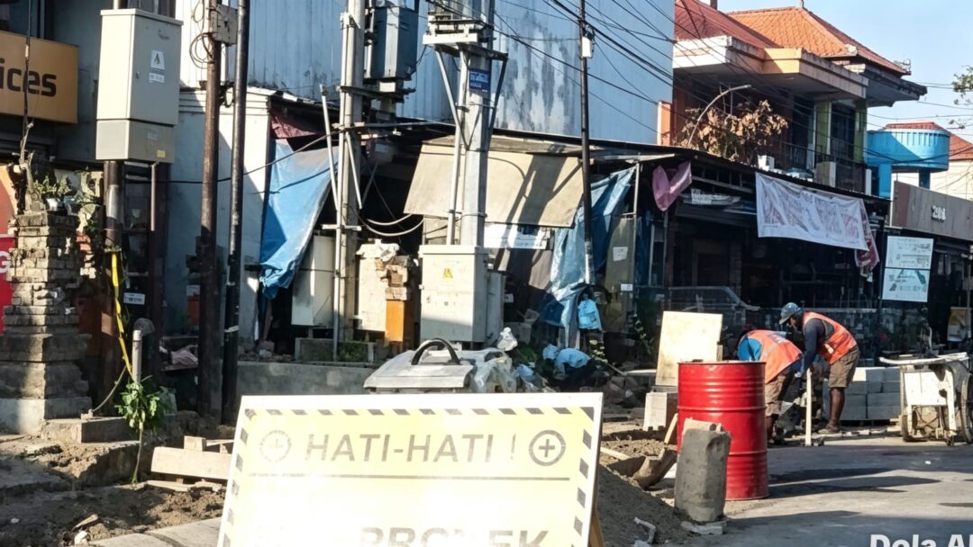 Proyek Pedestrian Rp 14,7 M di Jembrana Dikebut, K3 dan Rambu Jalan Diabaikan