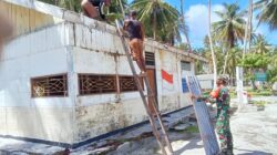 Babinsa Bantu Aparat Kampung Perbaiki Atap Kantor Desa