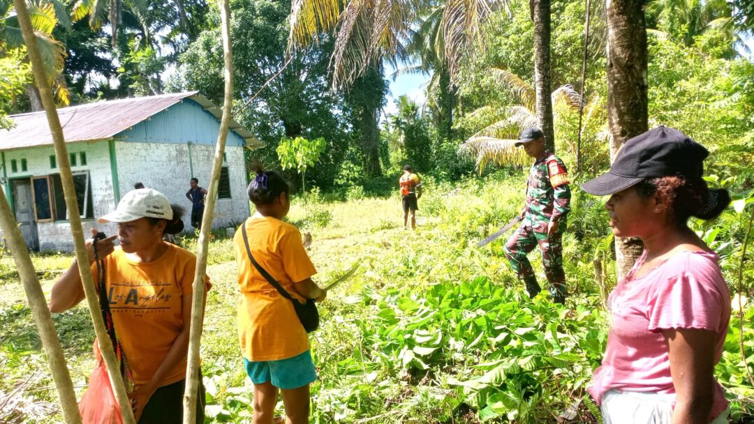 Babinsa Numfor Gotong-Royong Bersama Warga Bersihkan Halaman Rumah