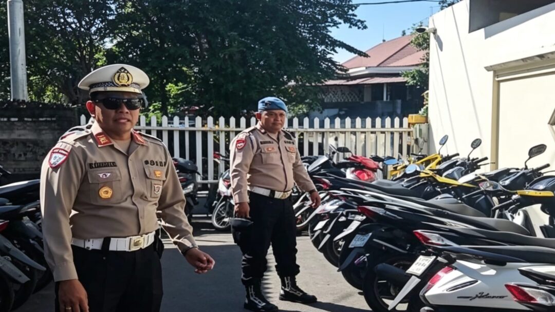 Trek-trekan Dibubarkan, Polisi Kandangkan Puluhan Sepeda Motor di Jembrana