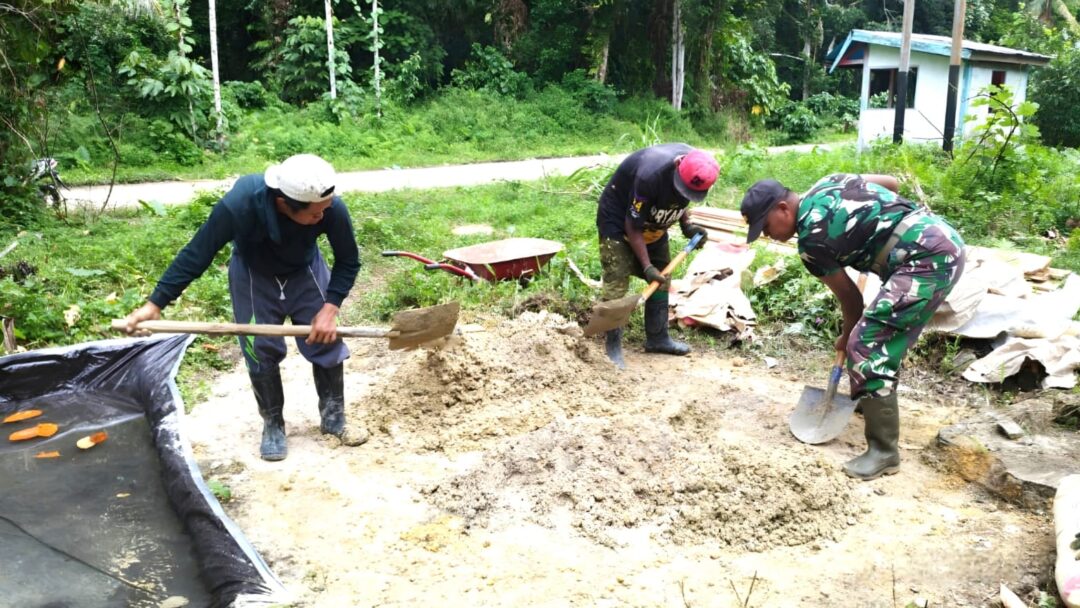 Babinsa Bantu Warga Bangun Pondasi Rumah di Kampung Odori