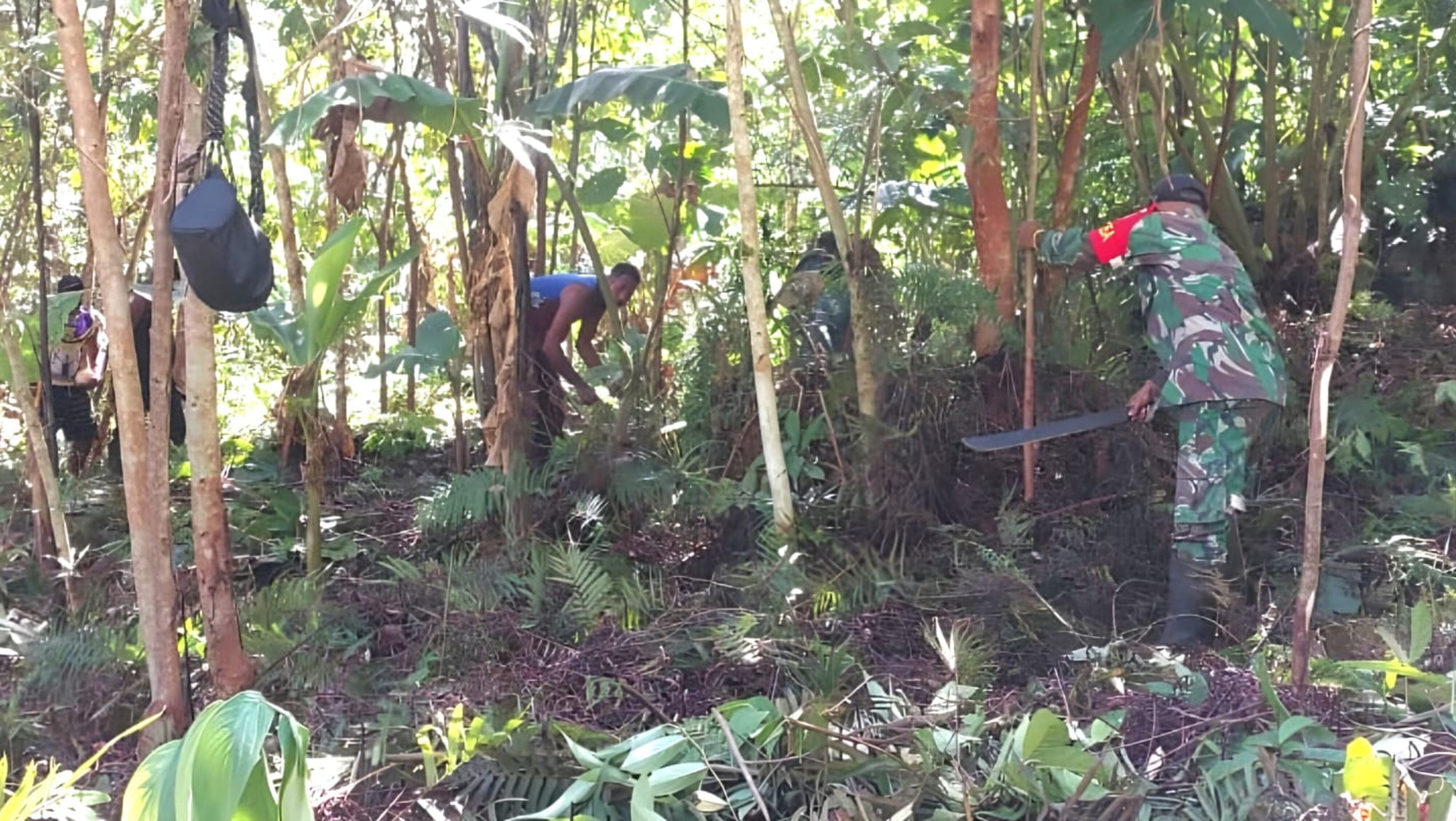 Babinsa Bersama Warga Buka Lahan Kebun