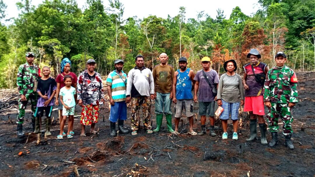 Babinsa Numfor dan Petani Tanam Padi Ladang