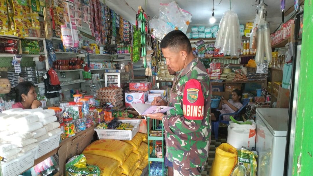 Babinsa Monitoring Harga Bahan Pokok