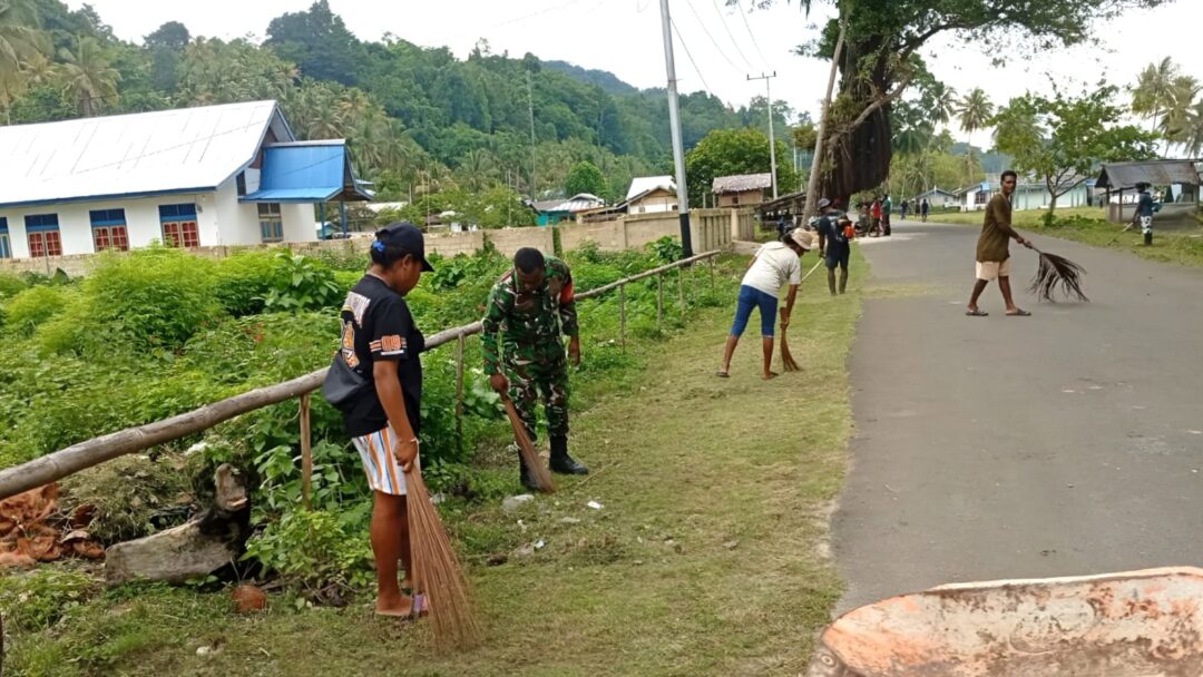 Kompak, Babinsa dan Warga Bersihkan Jalan Kampung