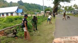 Kompak, Babinsa dan Warga Bersihkan Jalan Kampung