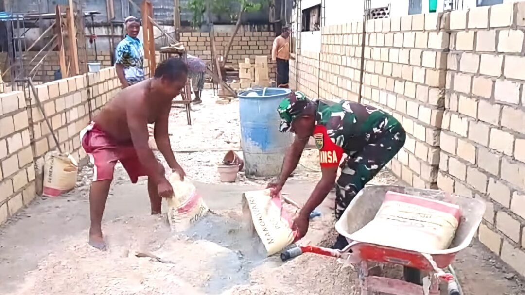 Babinsa Ikut Aduk Semen di Rumah Warga