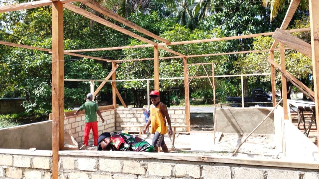 Karya Bakti Babinsa Warsa Gotong-Royong Plester Rumah
