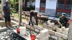 Babinsa Bantu Warga Bangun Rumah di Kampung Fanindi