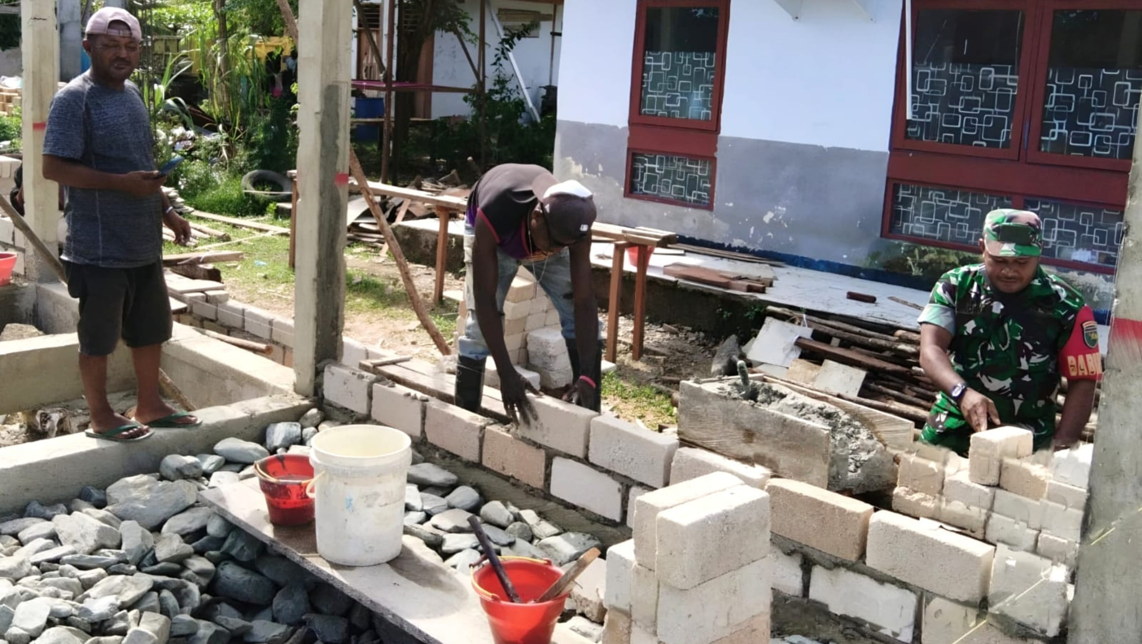 Babinsa Bantu Warga Bangun Rumah di Kampung Fanindi