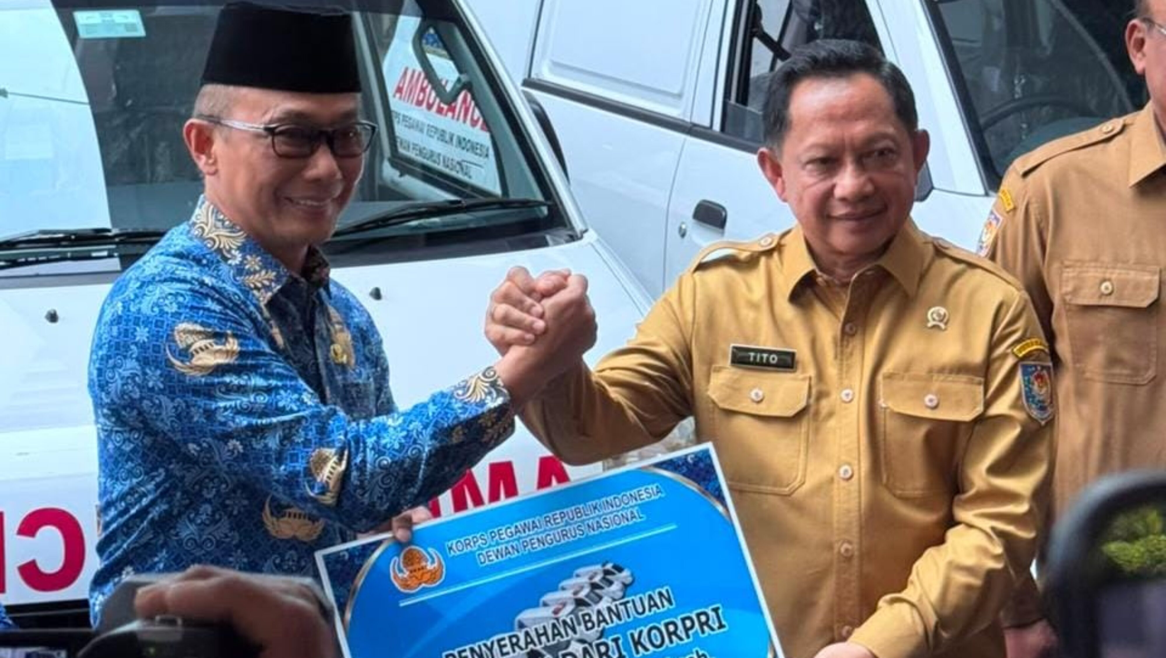 KORPRI serahkan Lima Ambulance Kepada Prof Tito Karnavian Kasatgas Aceh, Sumbar, dan Sumut