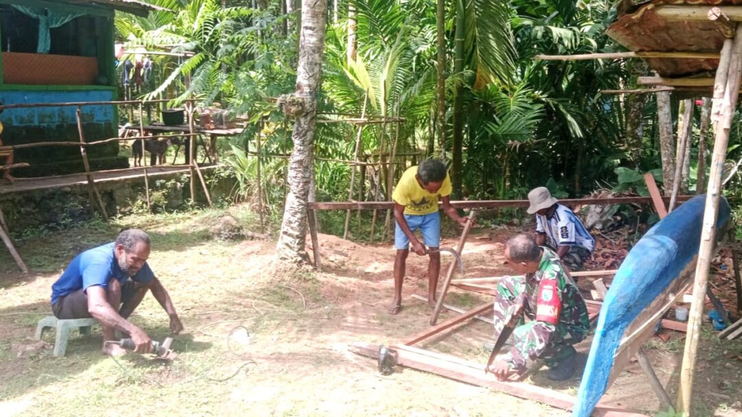 Babinsa Biak Barat Hadir Bantu Pembuatan Perahu di Yembepioper