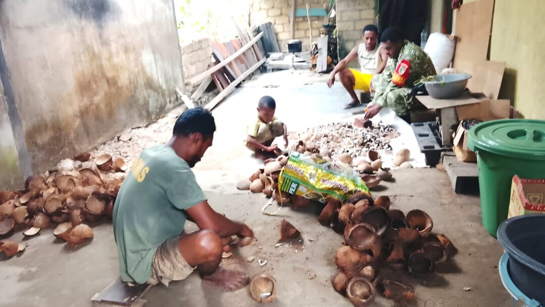 Babinsa Bantu Warga Iris Kopra Kering